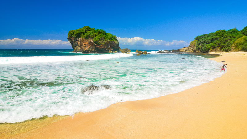 Pantai Jungwok Gunung Kidul: Harga Tiket, Daya Tarik, Aktivitas Dll