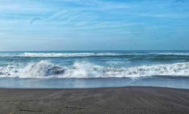 pantai kuwaru bantul yogyakarta