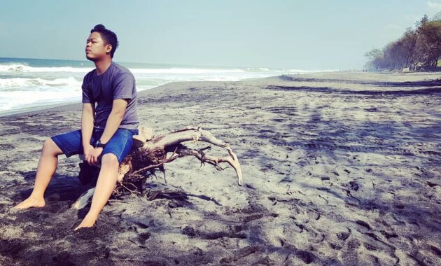 pantai kuwaru bantul yogyakarta
