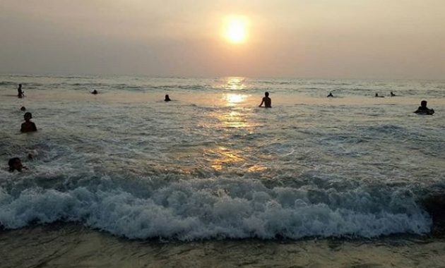 pantai marbella! gaungnya tak terdengar, tetapi selalu ramai dengan terompet suka cita, Pengalaman Menarik, Masih Bersih, Hotel Pinggir Pantai, Sewa Banana Boat, Rute Menuju Lokasi