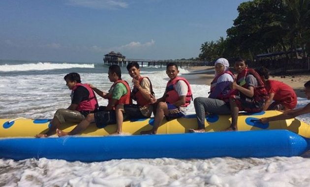 pantai marbella! gaungnya tak terdengar, tetapi selalu ramai dengan terompet suka cita, Pengalaman Menarik, Masih Bersih, Hotel Pinggir Pantai, Sewa Banana Boat, Rute Menuju Lokasi