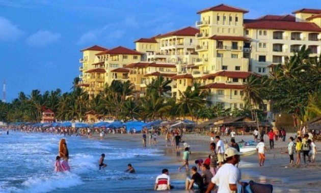 pantai marbella! gaungnya tak terdengar, tetapi selalu ramai dengan terompet suka cita, Pengalaman Menarik, Masih Bersih, Hotel Pinggir Pantai, Sewa Banana Boat, Rute Menuju Lokasi