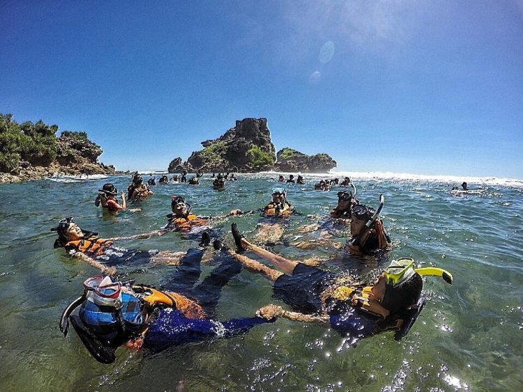 foto pantai nglambor, harga tiket pantai nglambor, pantai nglambor, pantai nglambor gunung kidul, pantai nglambor jogja, tiket pantai nglambor, pantai nglambor: harga tiket, aktivitas seru, daya tarik, tips liburan dll