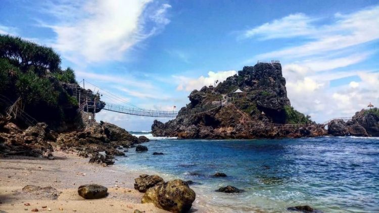 foto pantai nglambor, harga tiket pantai nglambor, pantai nglambor, pantai nglambor gunung kidul, pantai nglambor jogja, tiket pantai nglambor, pantai nglambor: harga tiket, aktivitas seru, daya tarik, tips liburan dll
