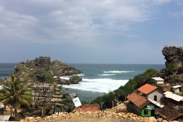 pantai nglambor, pantai tersembunyi di gunung kidul jogja dengan keagungan samudra hindia