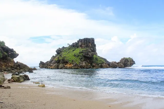 Pantai Nglambor, Pantai Tersembunyi di Gunung Kidul Jogja dengan Keagungan Samudra Hindia