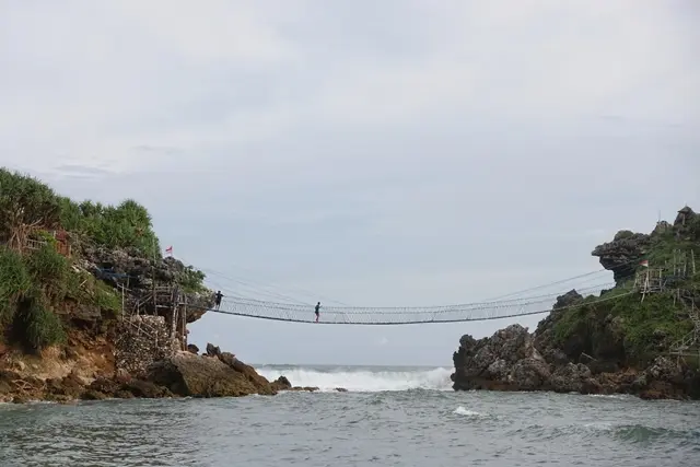 pantai nglambor, pantai tersembunyi di gunung kidul jogja dengan keagungan samudra hindia