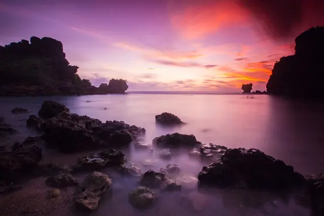 pantai nglambor, pantai tersembunyi di gunung kidul jogja dengan keagungan samudra hindia