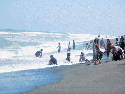 harga tiket pantai parangkusumo, keindahan pantai parangkusumo, lokasi pantai parangkusumo, pantai parangkusumo, spot foto pantai parangkusumo, tiket masuk pantai parangkusumo, wahana pantai parangkusumo, wisata alam pantai parangkusumo, pantai parangkusumo: harga tiket, fasilitas, daya tarik, aktivitas seru dll