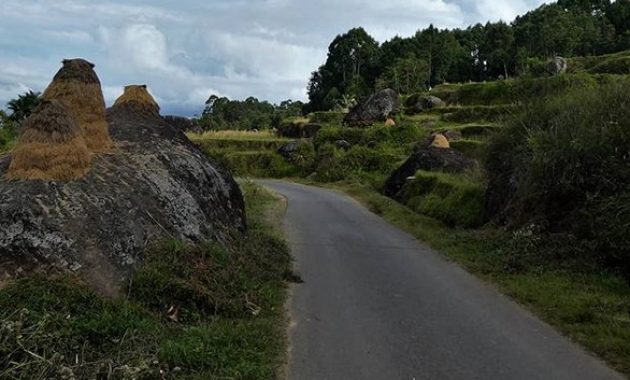 pesona batu mongana toraja utara sulawesi selatan