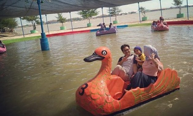 pesona unik pantai dampo awang di pusat kota rembang