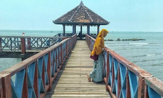 pesona unik pantai dampo awang di pusat kota rembang