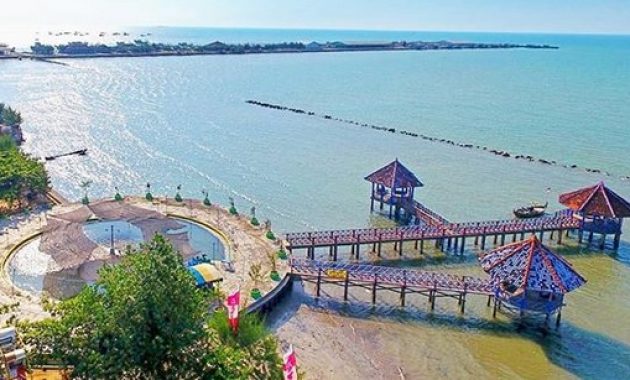 pesona unik pantai dampo awang di pusat kota rembang