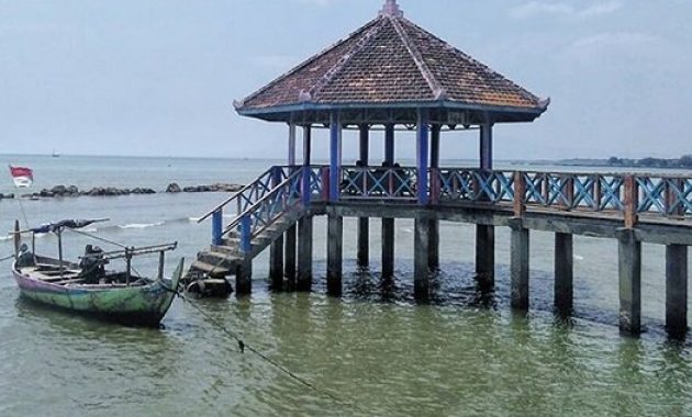 pesona unik pantai dampo awang di pusat kota rembang