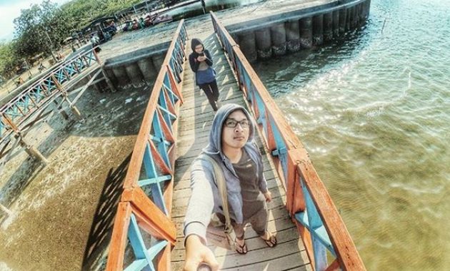pesona unik pantai dampo awang di pusat kota rembang