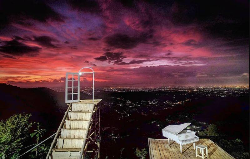 bukit dahromo, fasilitas pintu langit dahromo, harga tiket masuk pintu langit dahromo, keindahan pintoe langit bukit dahromo, keindahan pintu langit dahromo, lokasi pintu langit dahromo, pintu langit dahromo, pintu langit dahromo bantul, rute pintu langit dahromo, spot foto di bantul, spot instagrammable di bantul, pintu langit dahromo: harga tiket, fasilitas, daya tarik, aktivitas!