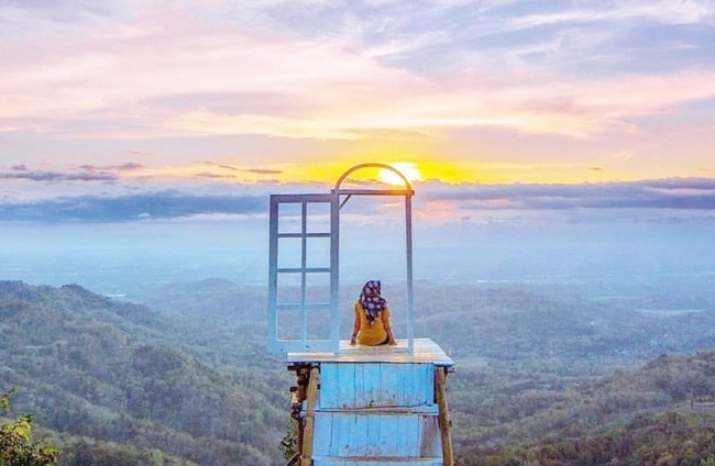 bukit dahromo, fasilitas pintu langit dahromo, harga tiket masuk pintu langit dahromo, keindahan pintoe langit bukit dahromo, keindahan pintu langit dahromo, lokasi pintu langit dahromo, pintu langit dahromo, pintu langit dahromo bantul, rute pintu langit dahromo, spot foto di bantul, spot instagrammable di bantul, pintu langit dahromo: harga tiket, fasilitas, daya tarik, aktivitas!