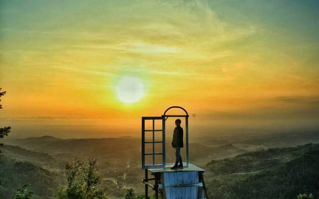 bukit dahromo, fasilitas pintu langit dahromo, harga tiket masuk pintu langit dahromo, keindahan pintoe langit bukit dahromo, keindahan pintu langit dahromo, lokasi pintu langit dahromo, pintu langit dahromo, pintu langit dahromo bantul, rute pintu langit dahromo, spot foto di bantul, spot instagrammable di bantul, pintu langit dahromo: harga tiket, fasilitas, daya tarik, aktivitas!