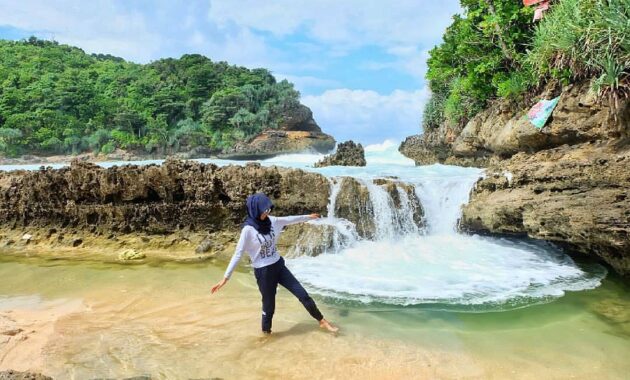 potret indahnya pantai batu bengkung lokasi di malang dan berapa harga tiket masuknya?