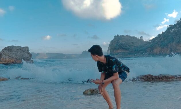 potret indahnya pantai batu bengkung lokasi di malang dan berapa harga tiket masuknya?