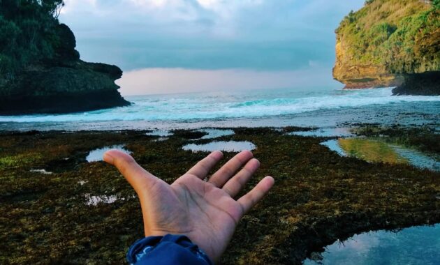 potret indahnya pantai batu bengkung lokasi di malang dan berapa harga tiket masuknya?