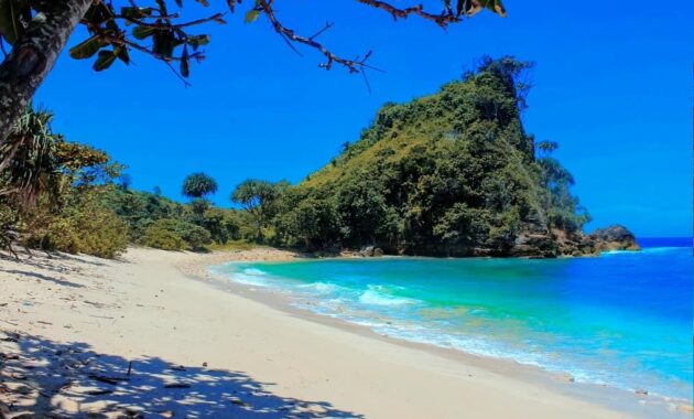 potret indahnya pantai batu bengkung lokasi di malang dan berapa harga tiket masuknya?