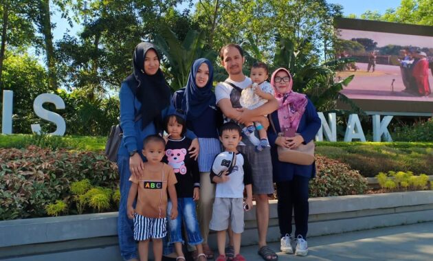 potret keseruan nongkrong di taman digulis pontianak, bikin mager pulang, Harga Tiket Masuk, Jalan Menuju Lokasi, Fasilitas, Sejarah Tugu Digulis, Daya Pikat Taman Digulis