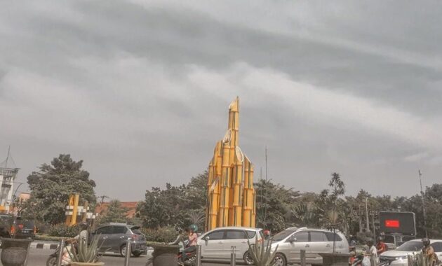 potret keseruan nongkrong di taman digulis pontianak, bikin mager pulang, Harga Tiket Masuk, Jalan Menuju Lokasi, Fasilitas, Sejarah Tugu Digulis, Daya Pikat Taman Digulis