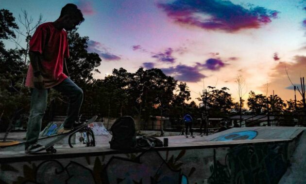 potret keseruan nongkrong di taman digulis pontianak, bikin mager pulang, Harga Tiket Masuk, Jalan Menuju Lokasi, Fasilitas, Sejarah Tugu Digulis, Daya Pikat Taman Digulis