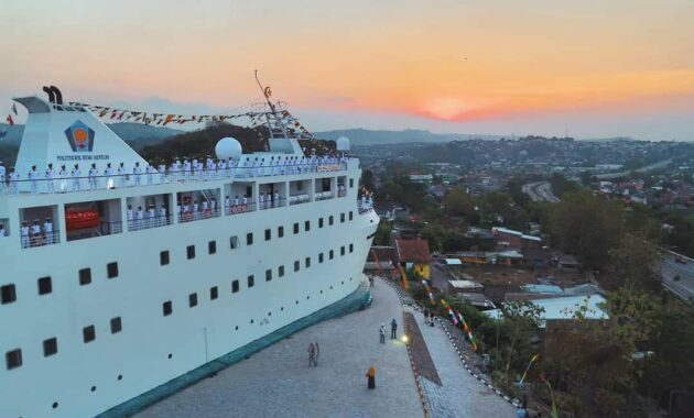potret megahnya masjid kapal akpelni, destinasi wisata baru di semarang, Harga Tiket Masuk, Jalan Menuju Lokasi, Fasilitas , Sekilas Masjid Kapal Akpelni, Daya Tarik Wisata