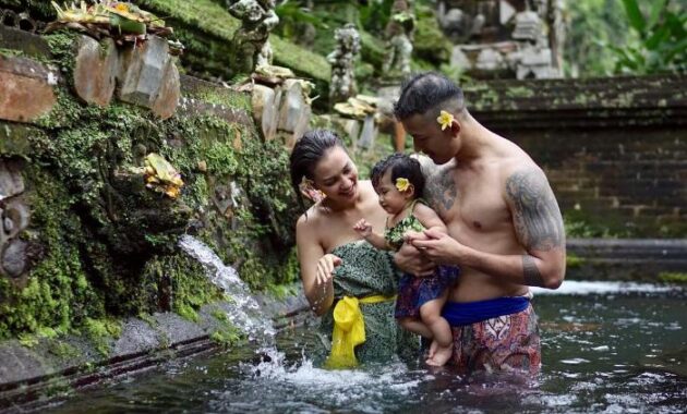 Rio Dewanto dan Atiqah Hasiholan Sudah ke Pura Gunung Kawi Sebatu, Kamu Kapan?