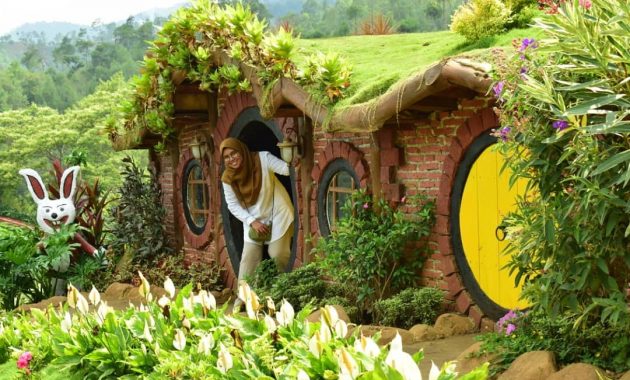 rumah hobbit malang buka jam berapa?, Keindahan Alam, Menarik dan Lucu, Harga Tiket Masuk, Fasilitas Yang Ada, Rute Menuju Lokasi