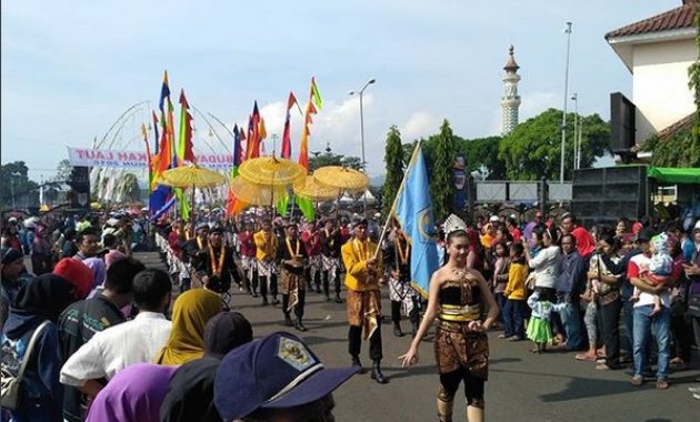 sedekah laut cilacap, simbol ucapan syukur di pesisir selatan jawa. ini 10 potretnya