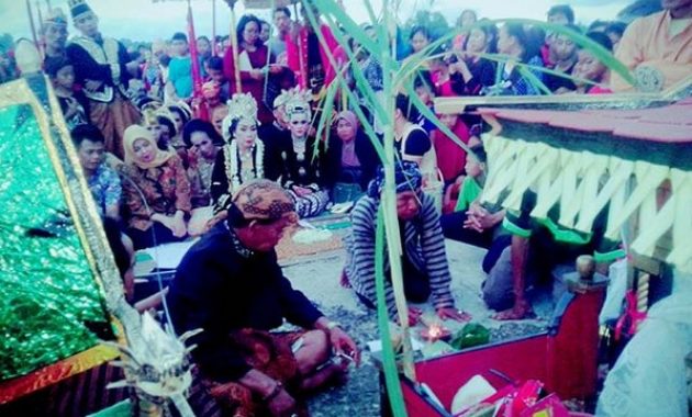 sedekah laut cilacap, simbol ucapan syukur di pesisir selatan jawa. ini 10 potretnya