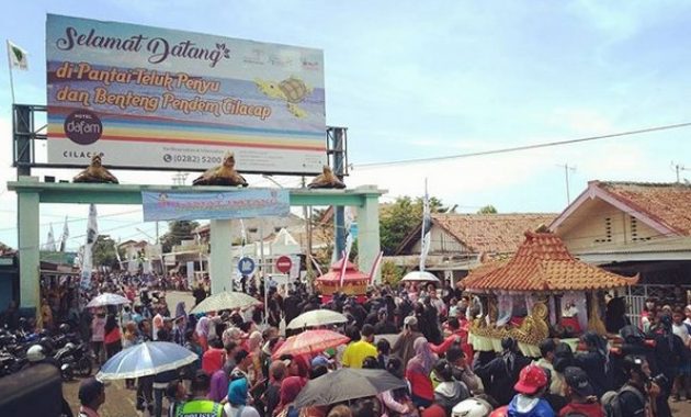 sedekah laut cilacap, simbol ucapan syukur di pesisir selatan jawa. ini 10 potretnya