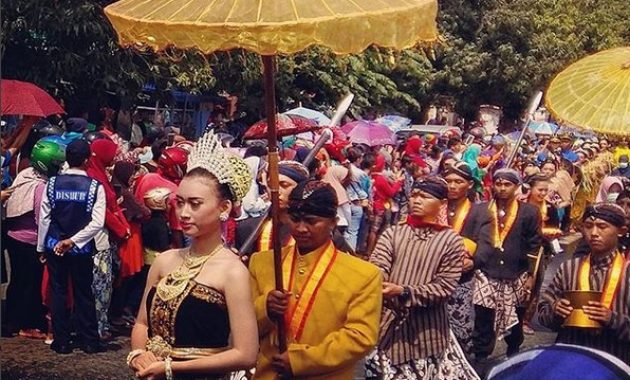 sedekah laut cilacap, simbol ucapan syukur di pesisir selatan jawa. ini 10 potretnya