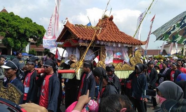 sedekah laut cilacap, simbol ucapan syukur di pesisir selatan jawa. ini 10 potretnya