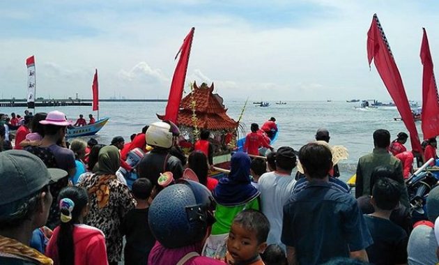 Sedekah Laut Cilacap, Simbol Ucapan Syukur di Pesisir Selatan Jawa. Ini 10 Potretnya