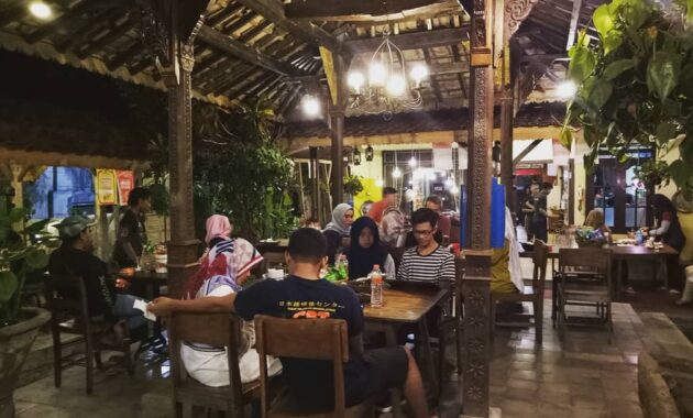 sempatkan mampir ke beberapa tempat makan ini jika lagi di cianjur bisa untuk keluarga besar