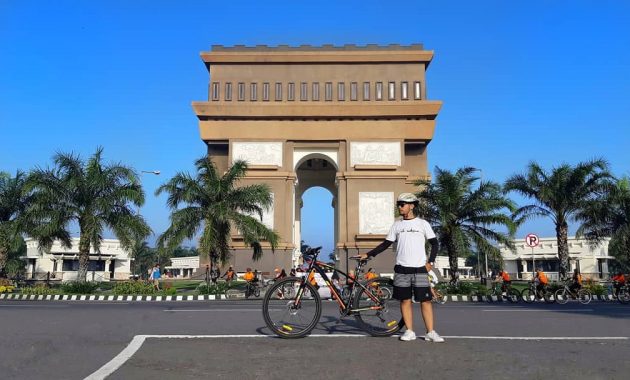 simpang lima gumul, Mirip Negara Lain, Dibangun 2003, Biaya Fantastis, Bentuk Monumen, Harga Tiket Masuk 