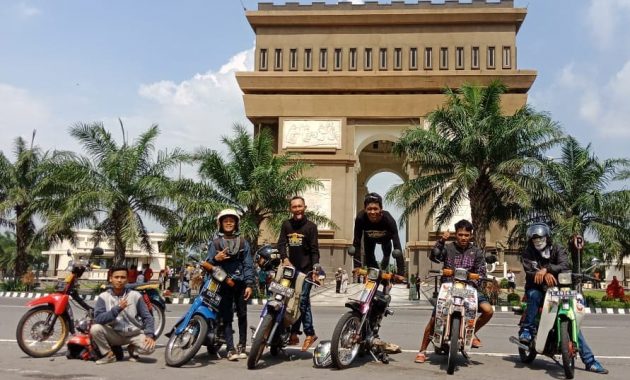 simpang lima gumul, Mirip Negara Lain, Dibangun 2003, Biaya Fantastis, Bentuk Monumen, Harga Tiket Masuk 