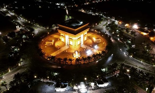 simpang lima gumul, Mirip Negara Lain, Dibangun 2003, Biaya Fantastis, Bentuk Monumen, Harga Tiket Masuk 