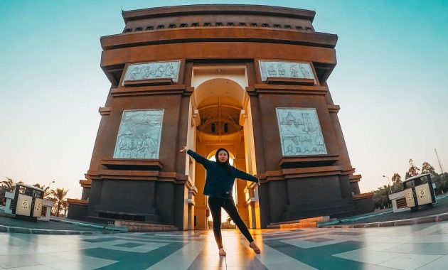 simpang lima gumul, Mirip Negara Lain, Dibangun 2003, Biaya Fantastis, Bentuk Monumen, Harga Tiket Masuk 
