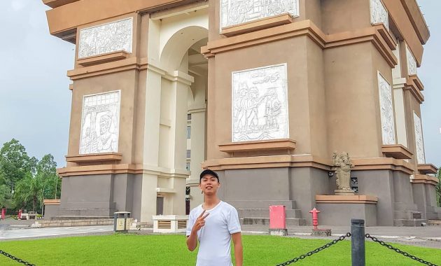 simpang lima gumul, Mirip Negara Lain, Dibangun 2003, Biaya Fantastis, Bentuk Monumen, Harga Tiket Masuk 