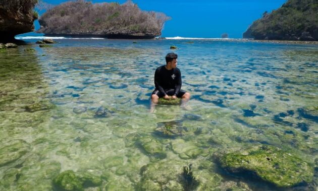 spot cantik pantai teluk asmara untuk sunset time di malang dan bagaimana jalan menuju lokasi?