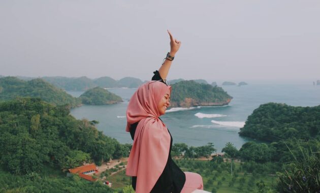 spot cantik pantai teluk asmara untuk sunset time di malang dan bagaimana jalan menuju lokasi?