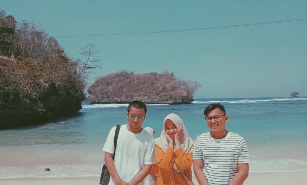 spot cantik pantai teluk asmara untuk sunset time di malang dan bagaimana jalan menuju lokasi?