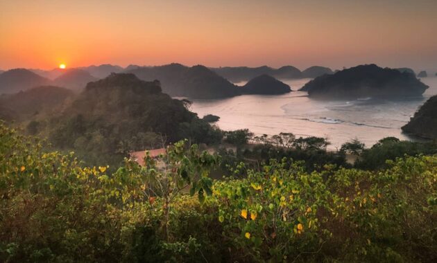 spot cantik pantai teluk asmara untuk sunset time di malang dan bagaimana jalan menuju lokasi?