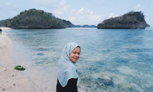 spot cantik pantai teluk asmara untuk sunset time di malang dan bagaimana jalan menuju lokasi?