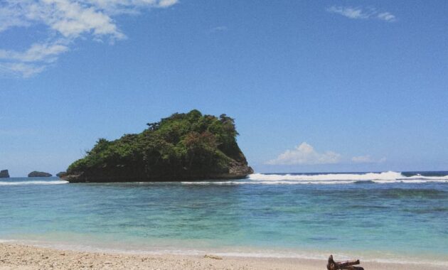 Spot Cantik Pantai Teluk Asmara Untuk Sunset Time di Malang dan Bagaimana Jalan Menuju Lokasi?
